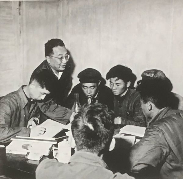 1957年5月，费孝通在苏州吴江县开弦弓村考察时与合作社青年干部在一起。